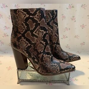 NWOB JLO JENNIFER LOPEZ DORINDAH FAUX BROWN SNAKESKIN ANKLE POINTED TOE BOOTS 7M